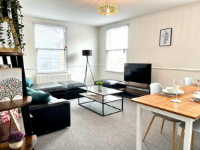 Superb 4 bed City Apartment with On-Site Parking